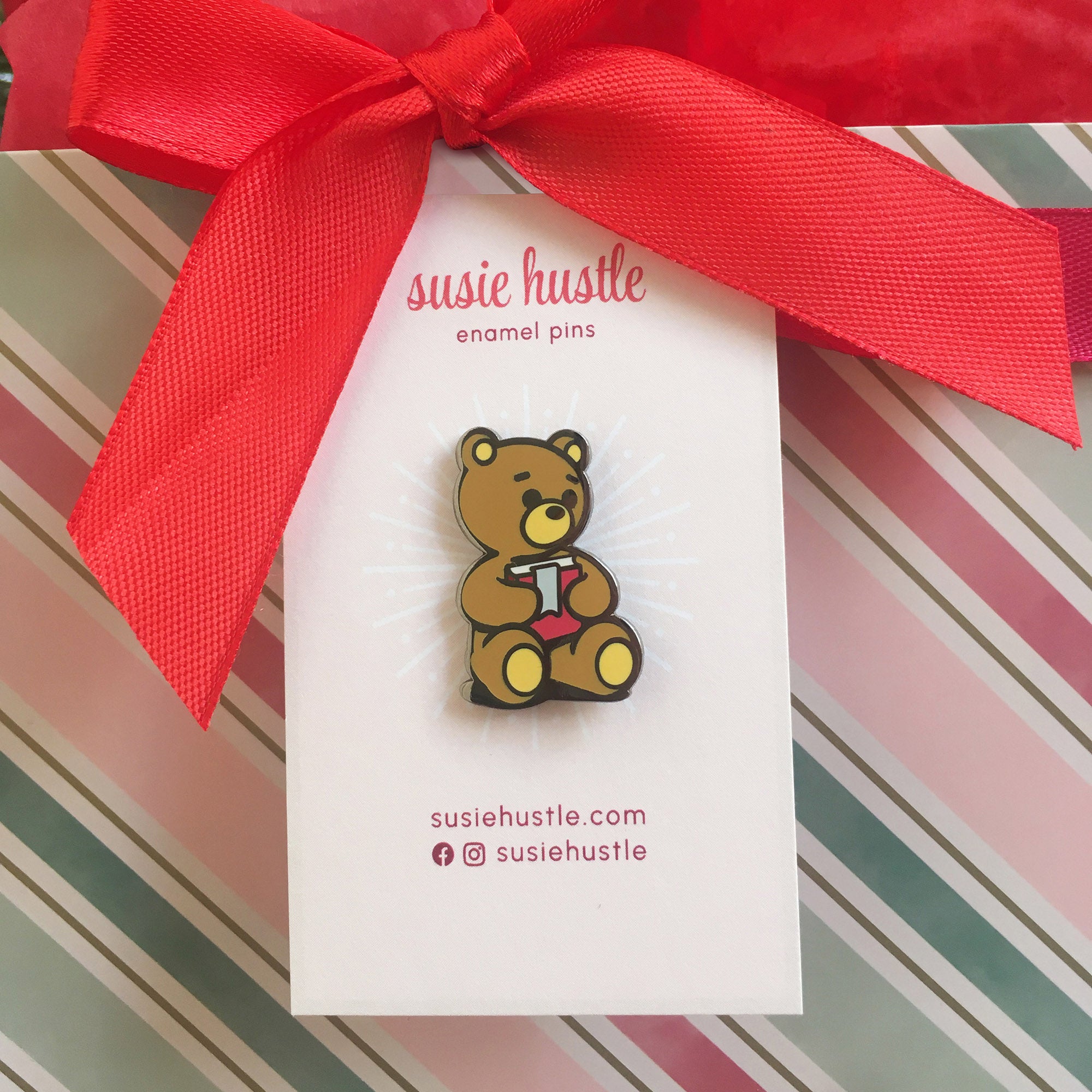 Reading Bear Enamel Pin – Cute Book Lover Pin for Readers & Kids at Heart