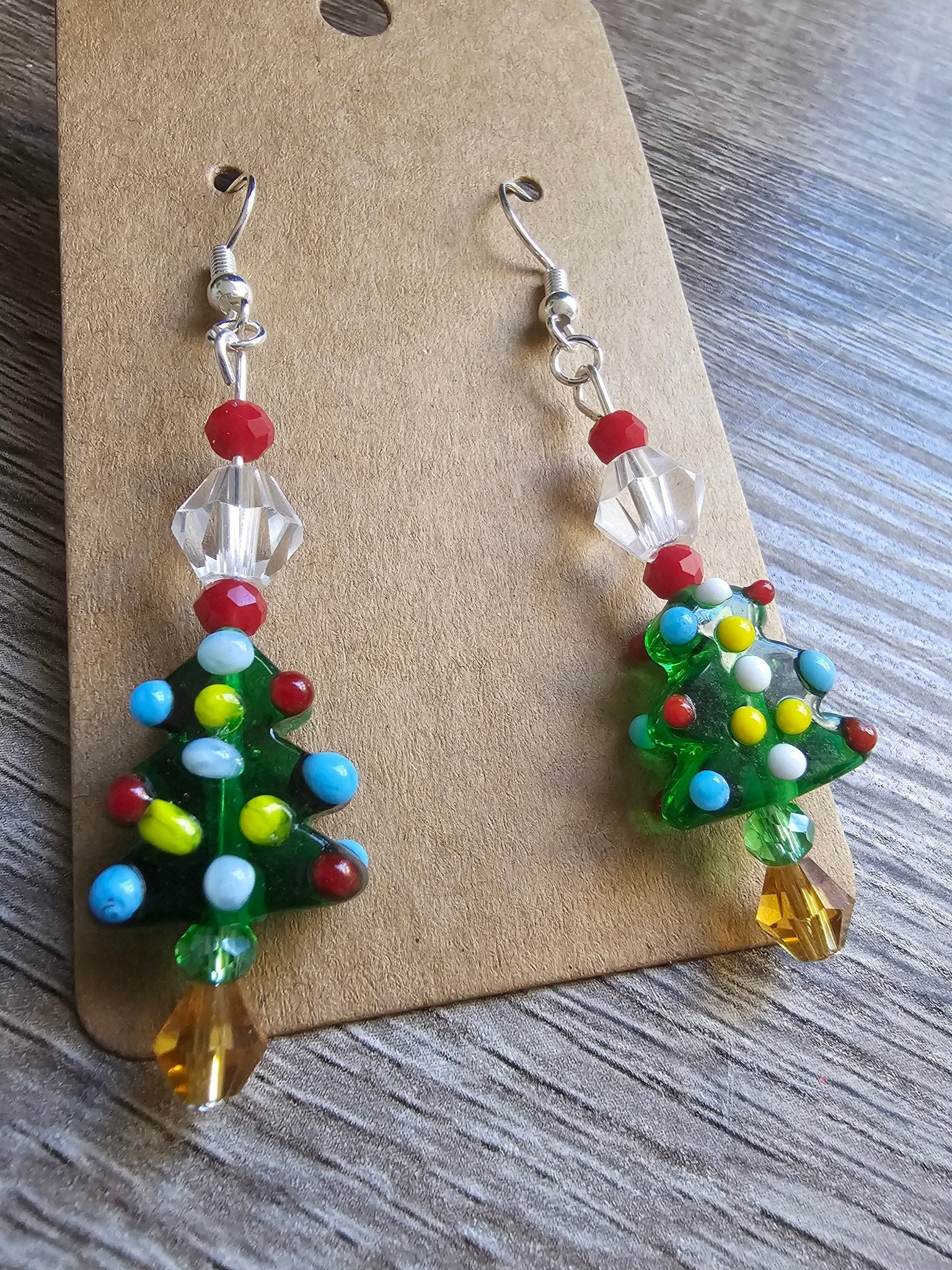 Festive Beaded Christmas Tree Earrings – Holiday Lights (Green)