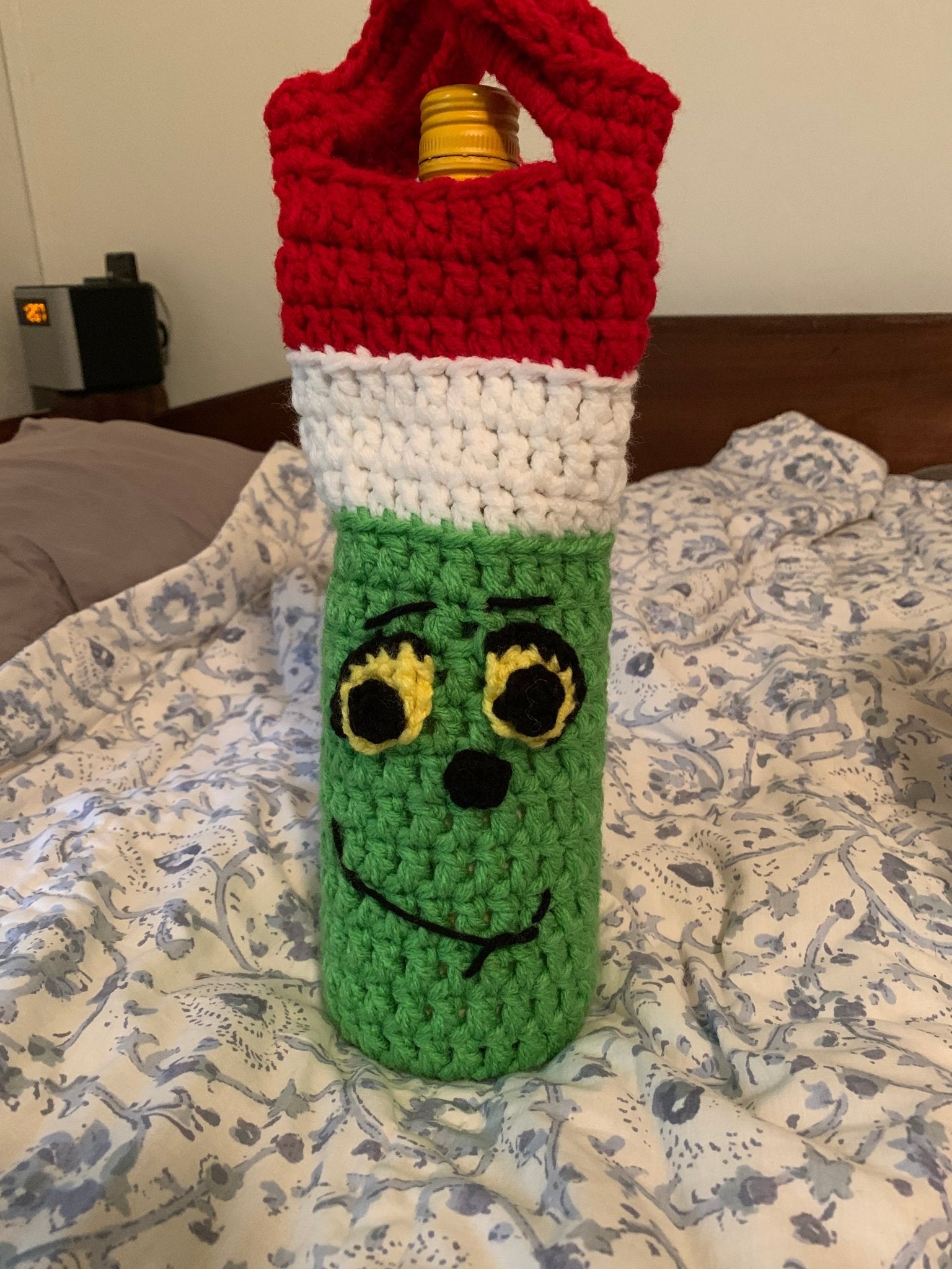 Crochet Grinch Wine Bottle Cover - Festive Holiday Decor - Grinch-themed Wine Gift - Handmade Christmas Decoration