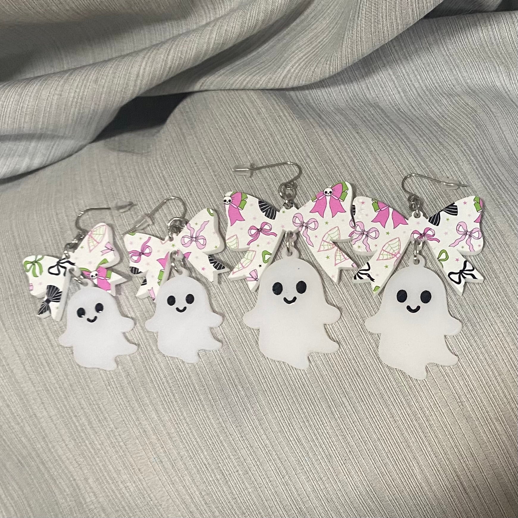 Spooky Cute Ghost Bow Earrings – Halloween Acrylic Dangle Earrings, Handmade Statement Jewelry, Fun Fall Party Gift
