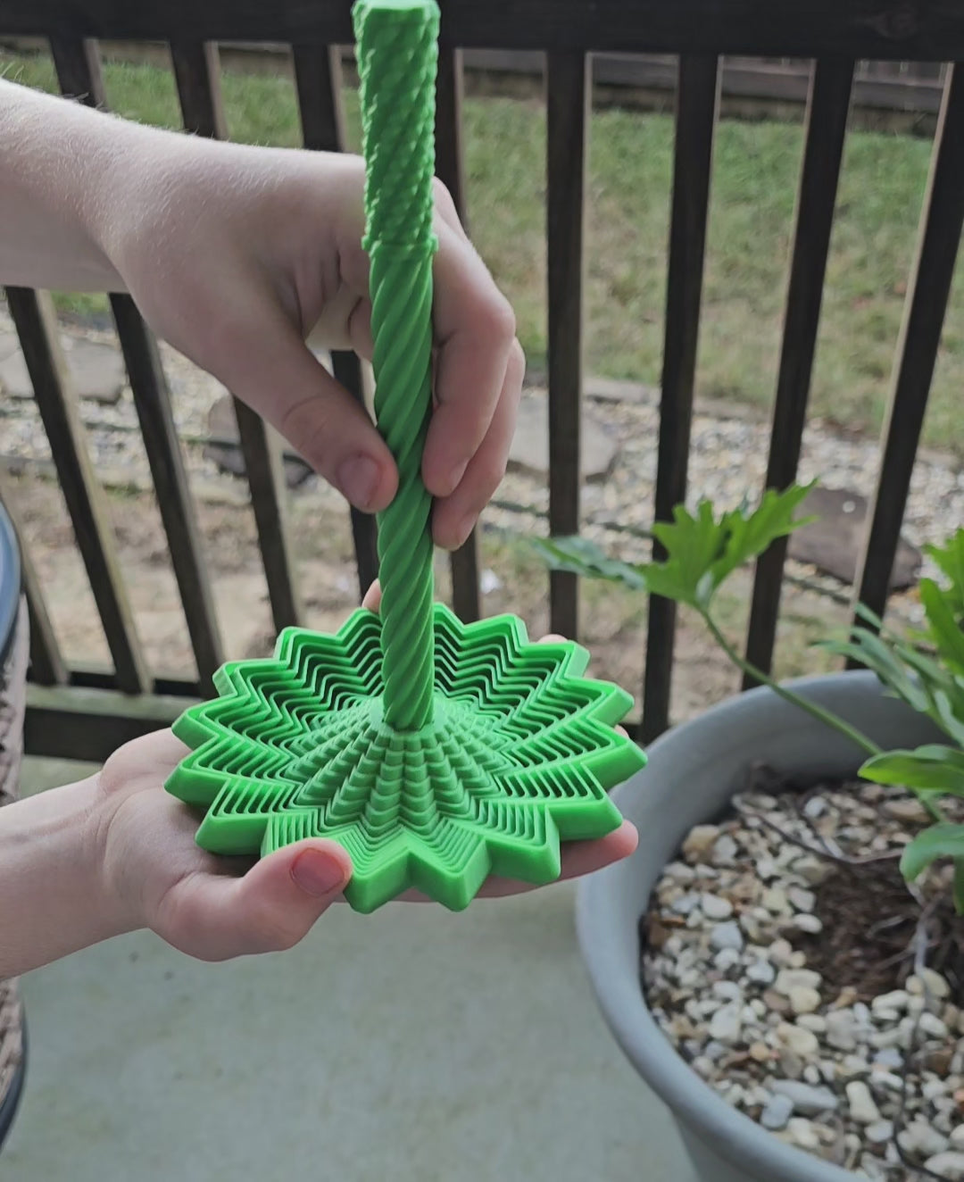 Dhalia Twisting Star Fidget | Sliding Spiral Column Sensory Toy